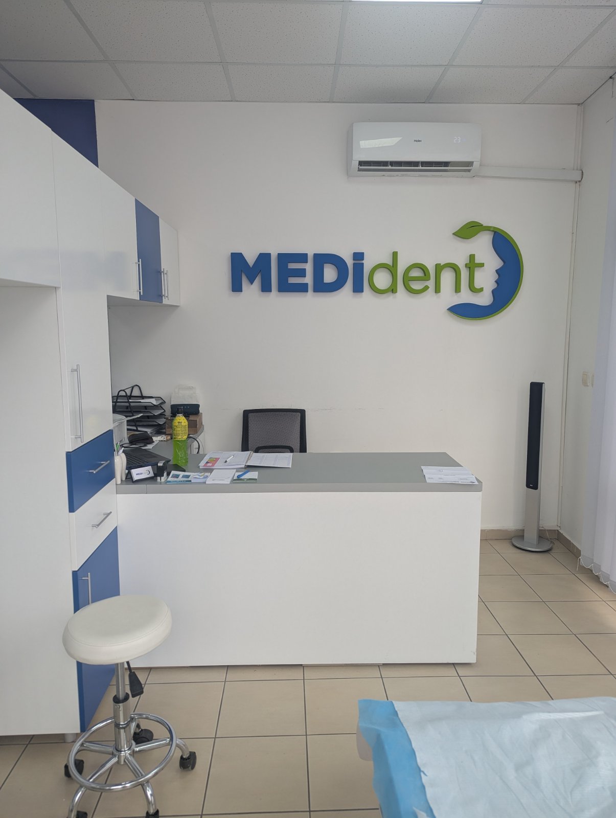 Prijemni pult ordinacije MEDident sa logotipom na zidu