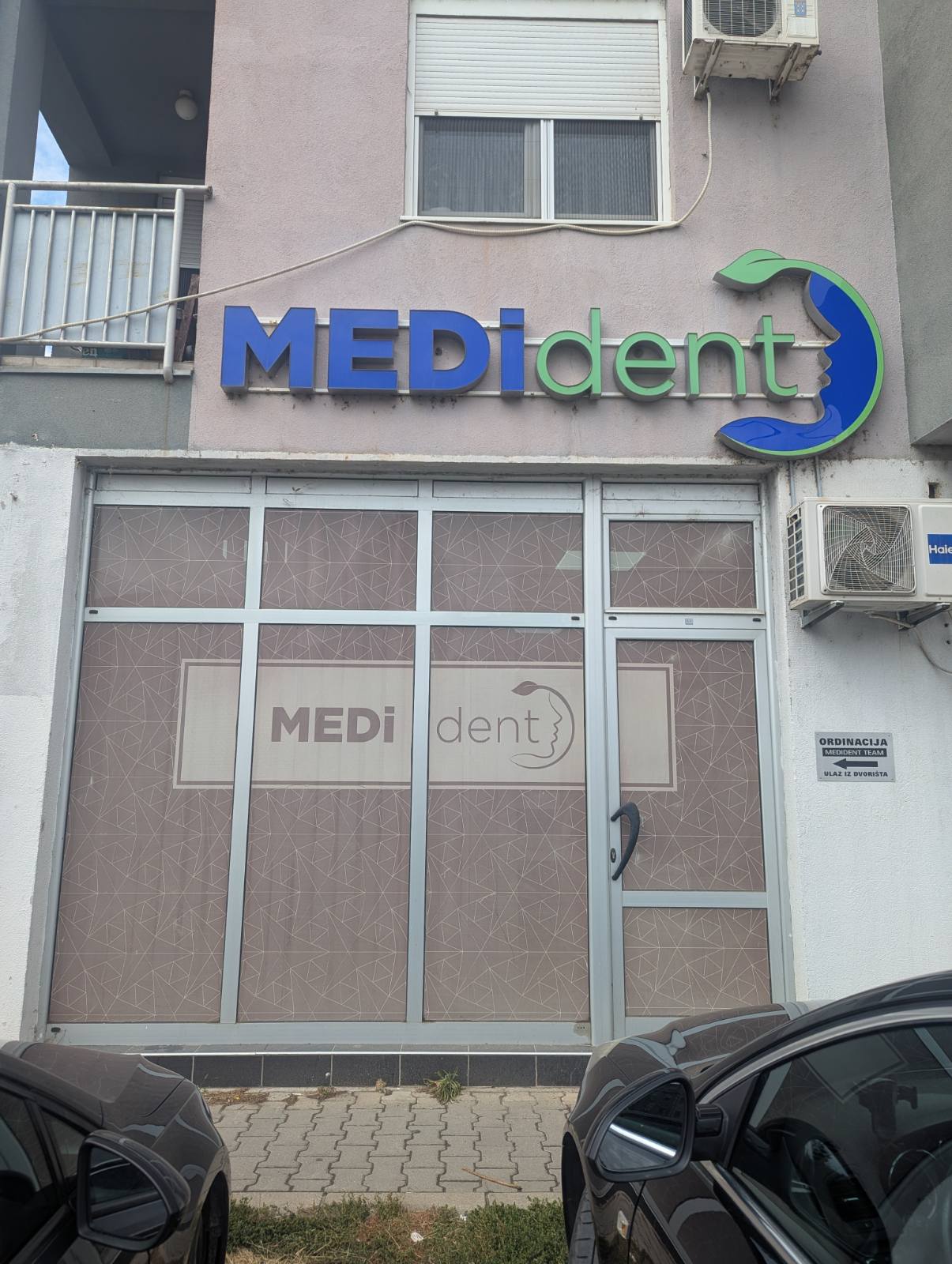 Ulaz u ordinaciju MEDident sa plavozelenim natpisom